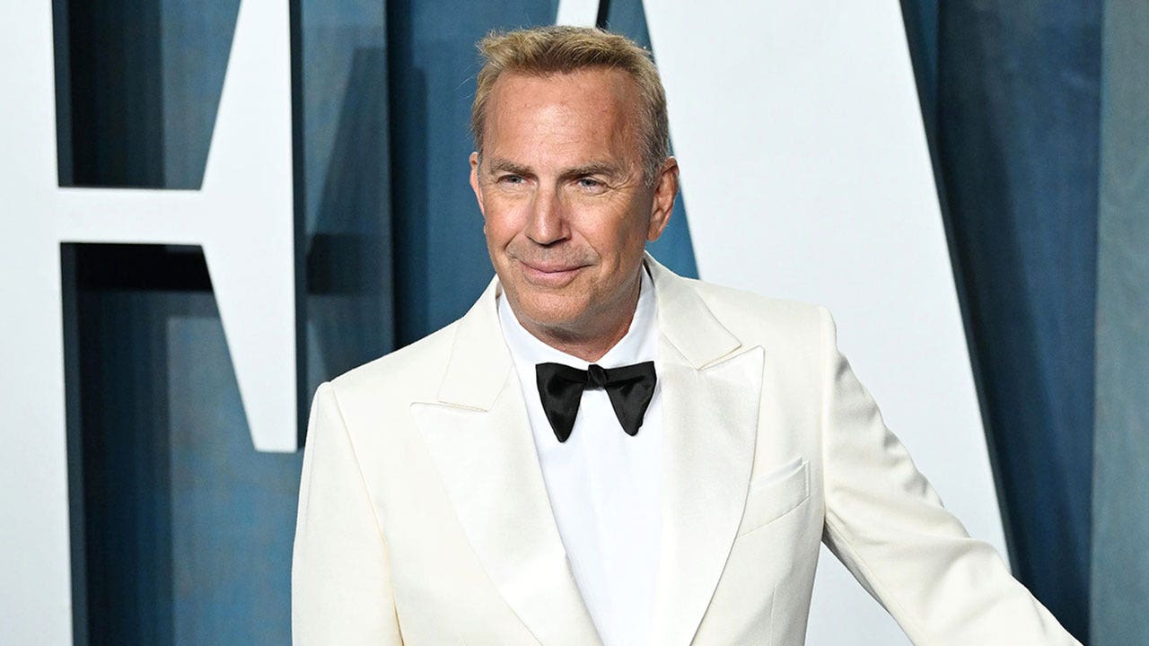 Kevin Costner fans go wild over classic beach throwback: 'Who can guess the year?'