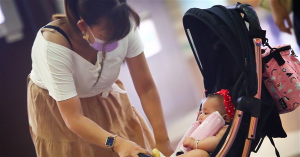 Labor Ministry trial to offer more flexible parental leave