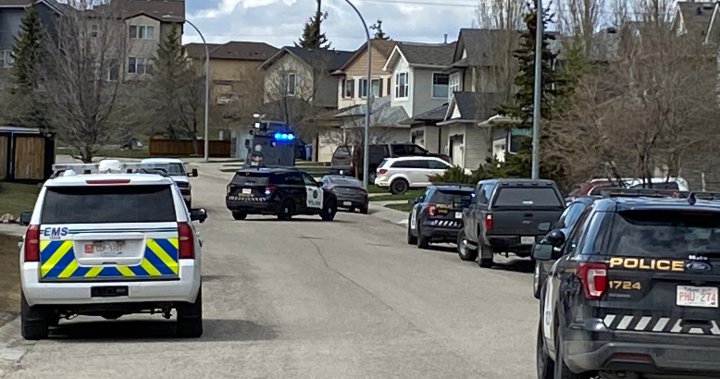 Police looking for suspect after northeast Calgary residence surrounded