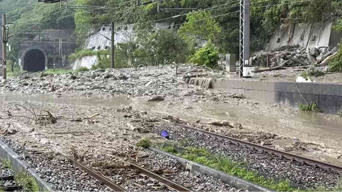 Rainy season front brings heavy rain to Taiwan: East coast road and rail links cut by landslides