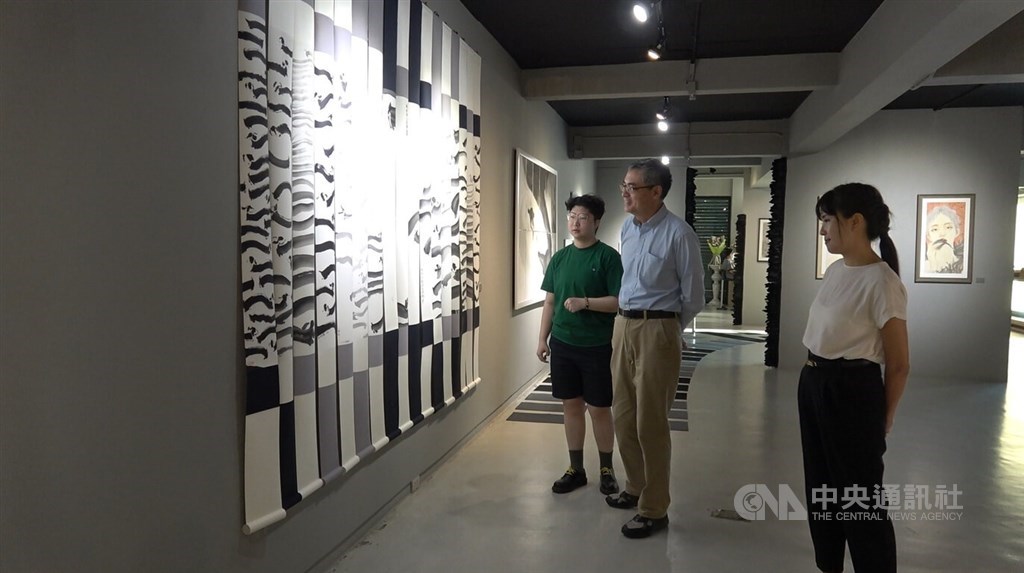 Taiwanese artists hold modern ink painting exhibition in Bangkok