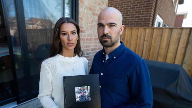 Their dad died but Toronto police didn't tell them. They want to make sure it doesn't happen to anyone else