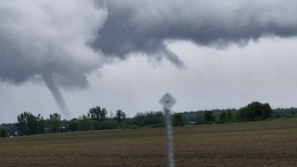 Tornado touches down west of the Island of Montreal