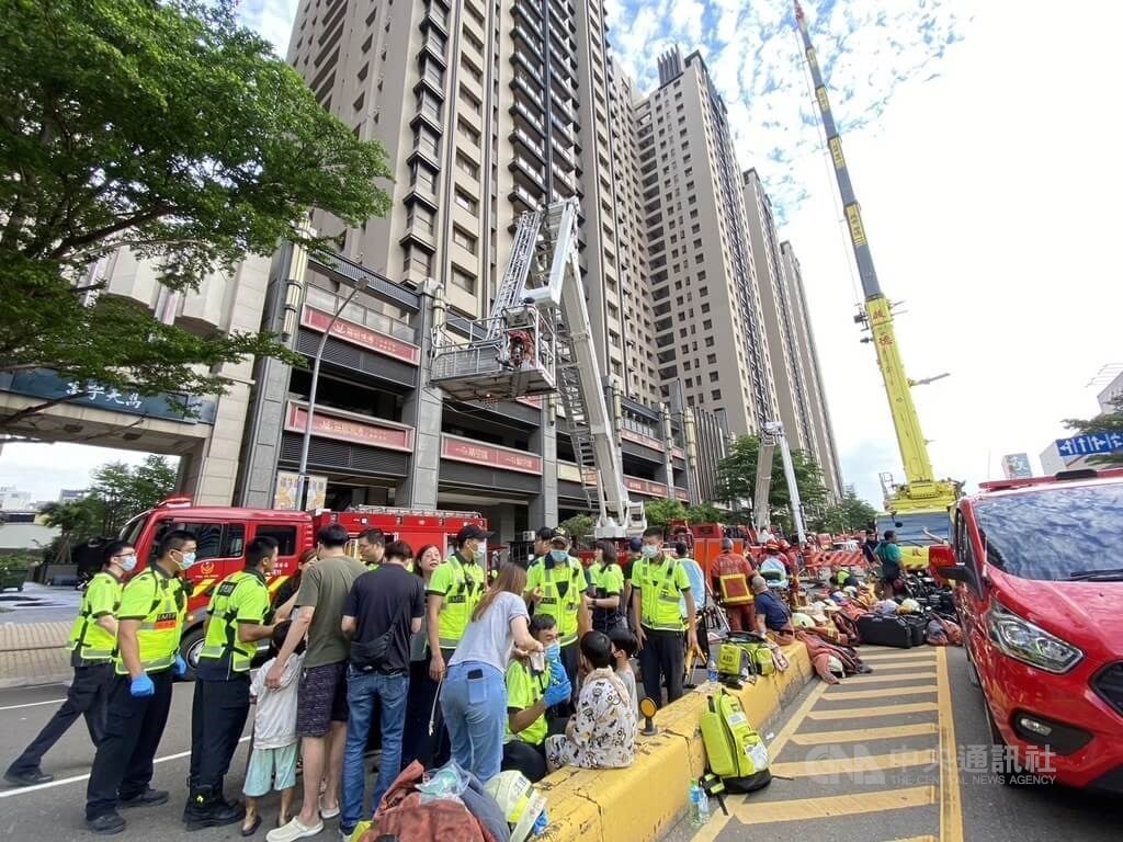 Two firefighters die, 351 evacuated from Hsinchu building fire