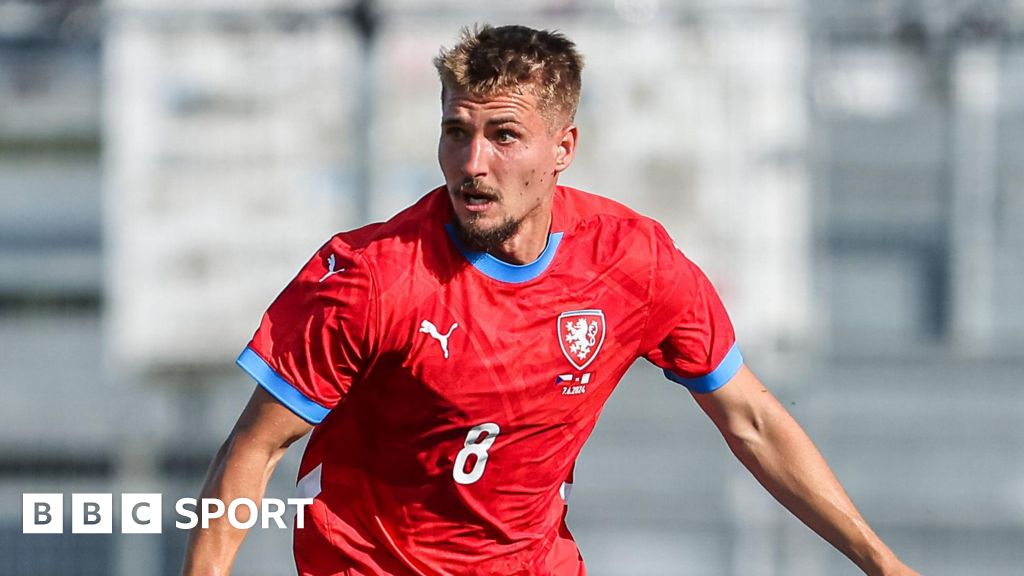 Czech midfielder Sadilek to miss Euros after falling off bike