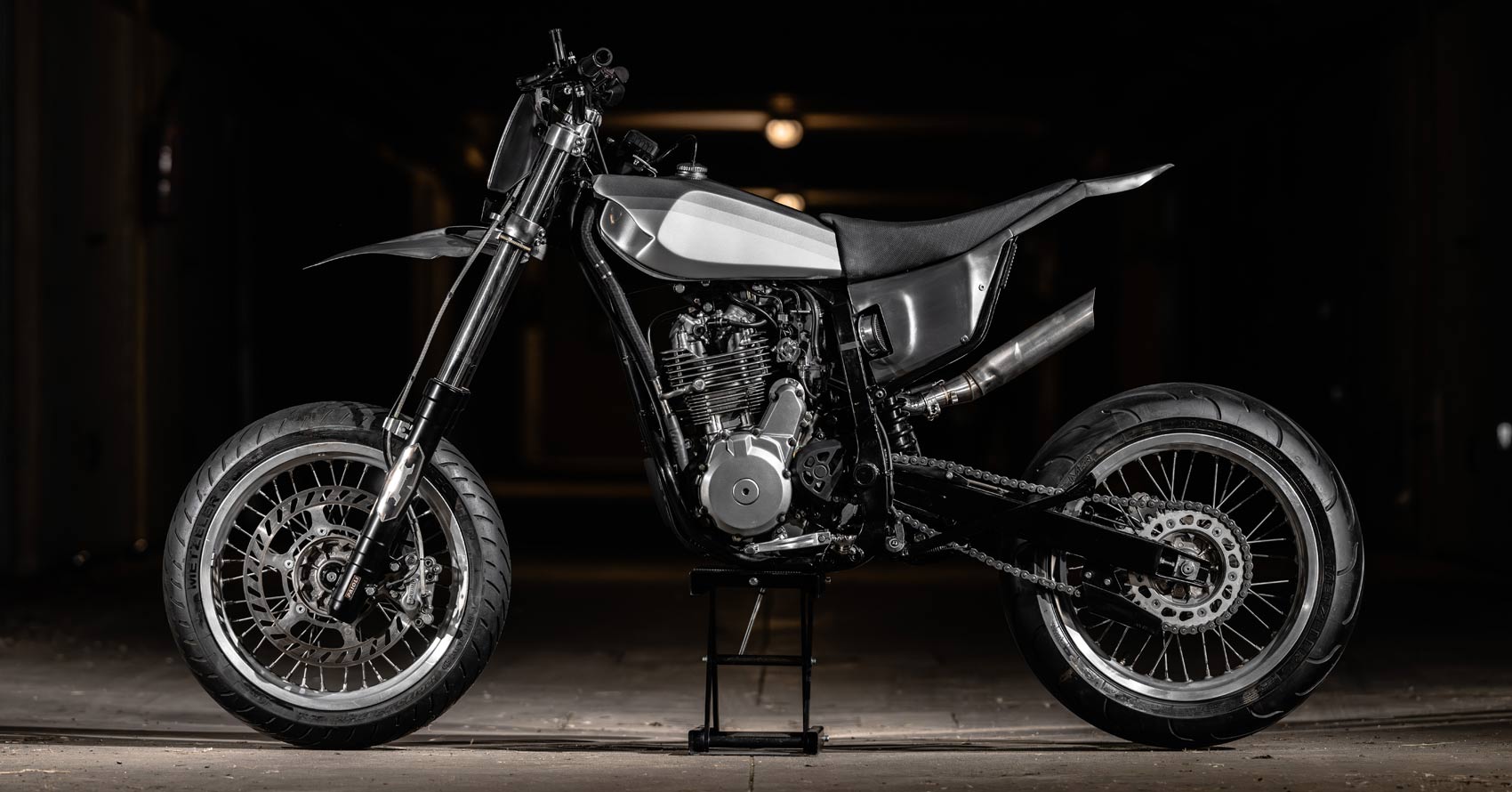 Metal Motard: A lean Beta M4 supermoto from Italy