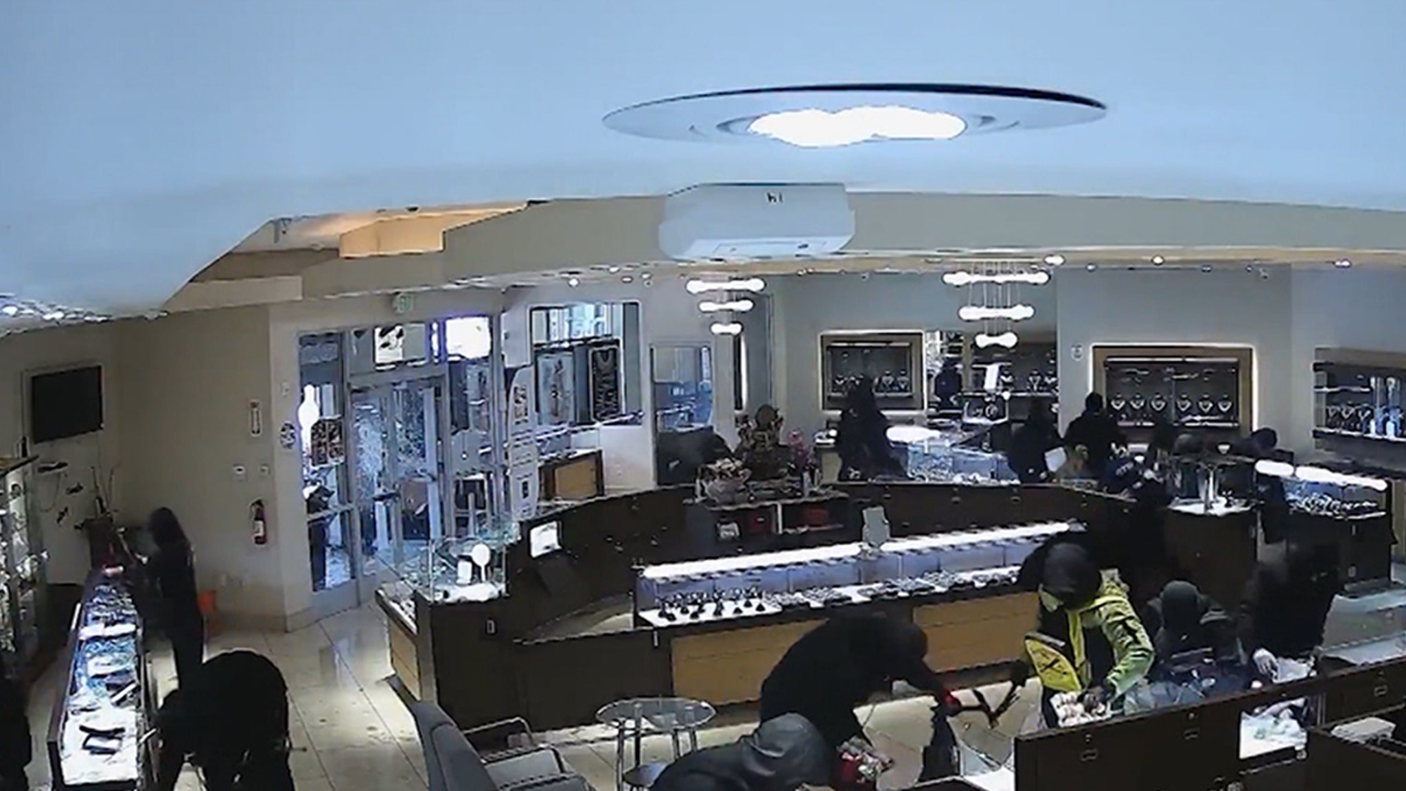 Bay Area Jewelry Store Ransacked By Gang of 20 in Broad Daylight, Wild Video