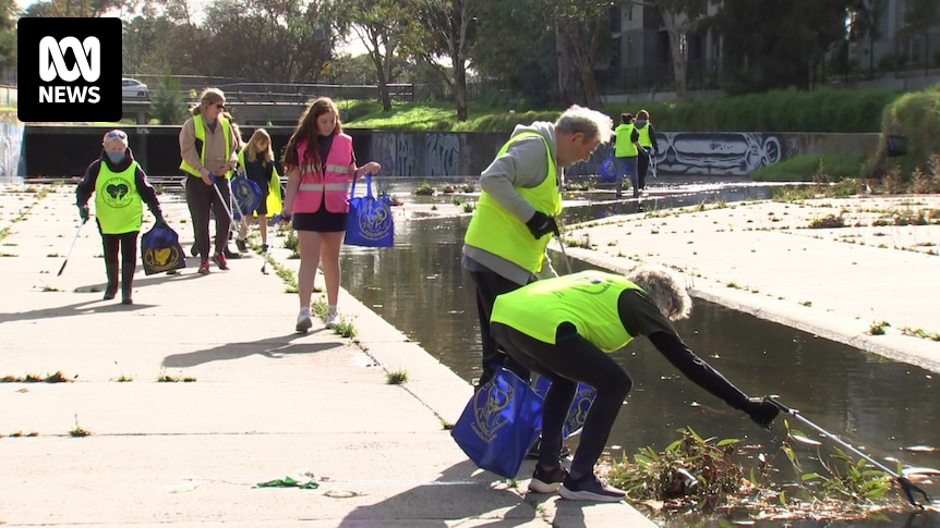 Activists in Melbourne's south call for action on polluted waterway in Elwood