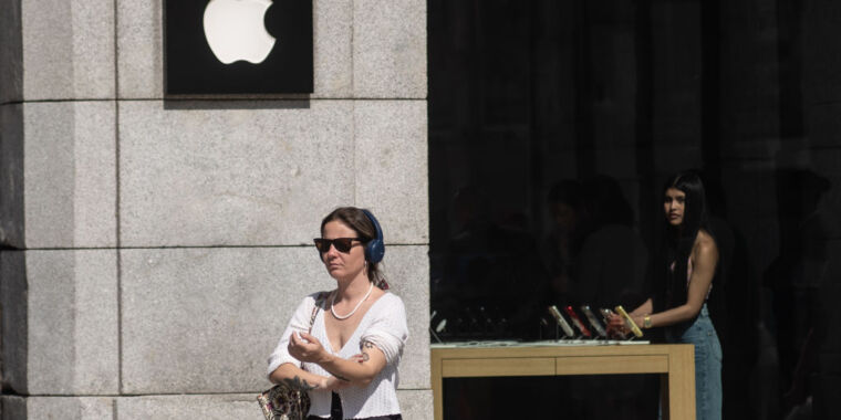 Apple punishes women for same behaviors that get men promoted, lawsuit says