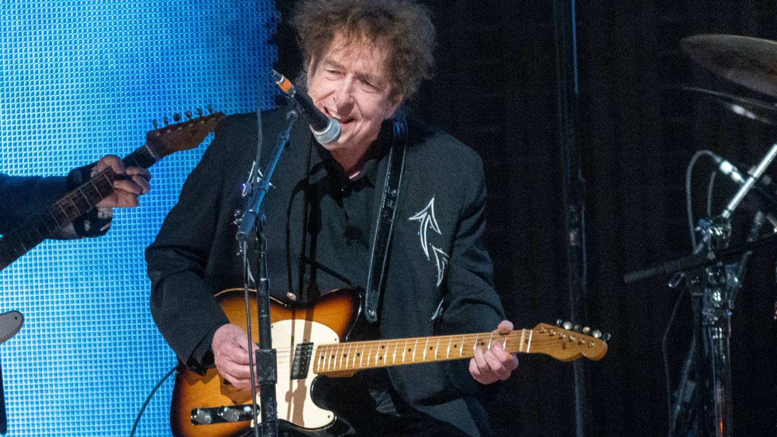 Bob Dylan Stuns Fans With New Set, Surprise Covers on Outlaw Festival Launch