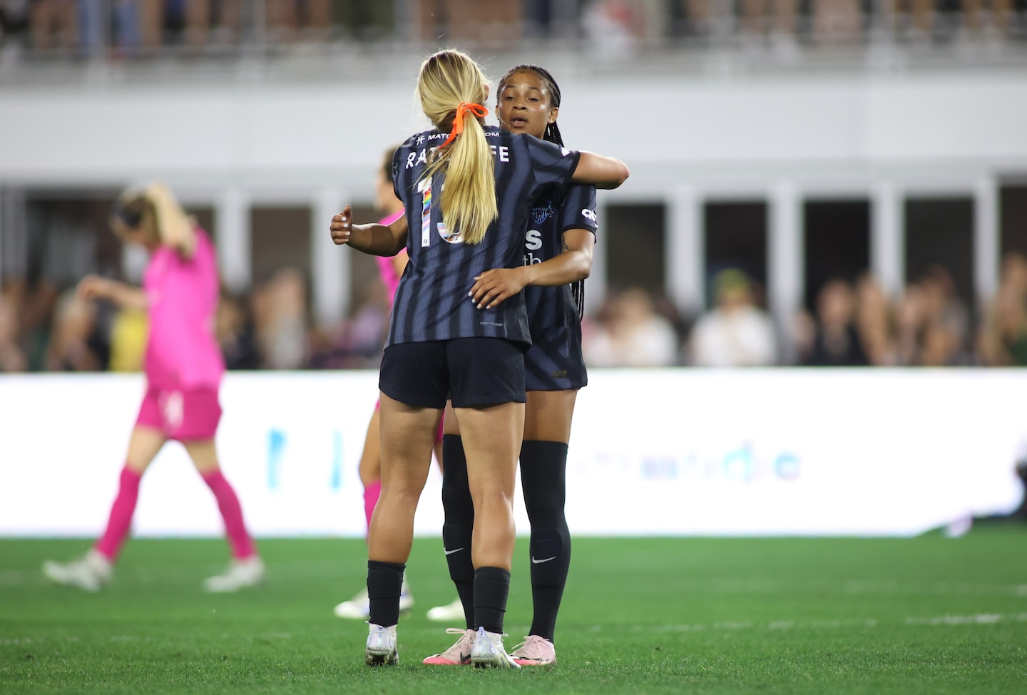 Croix Bethune nets late equalizer for Spirit before record crowd