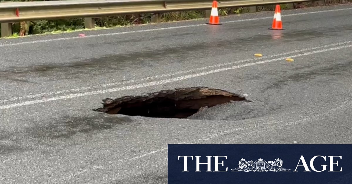 Giant sinkhole opens up in Jervis Bay