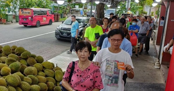 Gone in 2.5 hours: Hougang durian stall gives away 1,000kg of durians worth $15k
