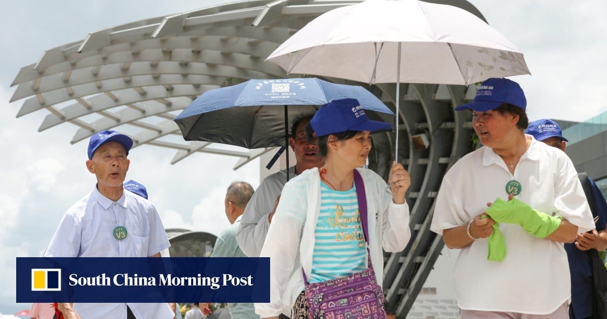 Hongkongers under sweltering heat alert as temperatures may soar above 35 degrees Celsius