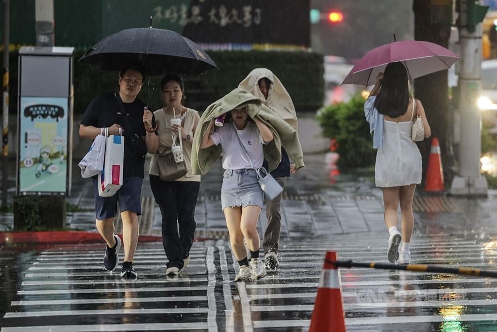 Hot, humid weather with scattered thunderstorms expected in Taiwan