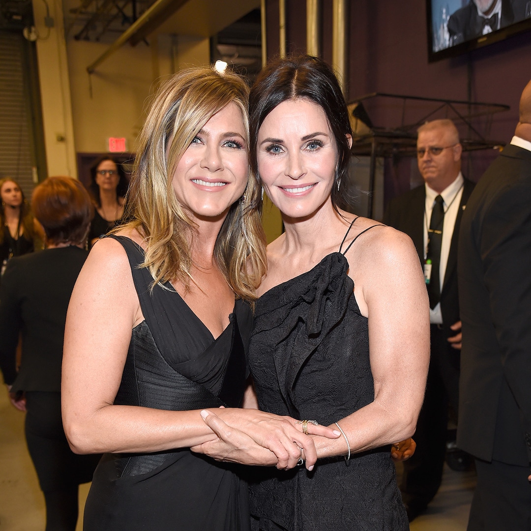  Jennifer Aniston Brings Courteney Cox to Tears With Birthday Tribute 