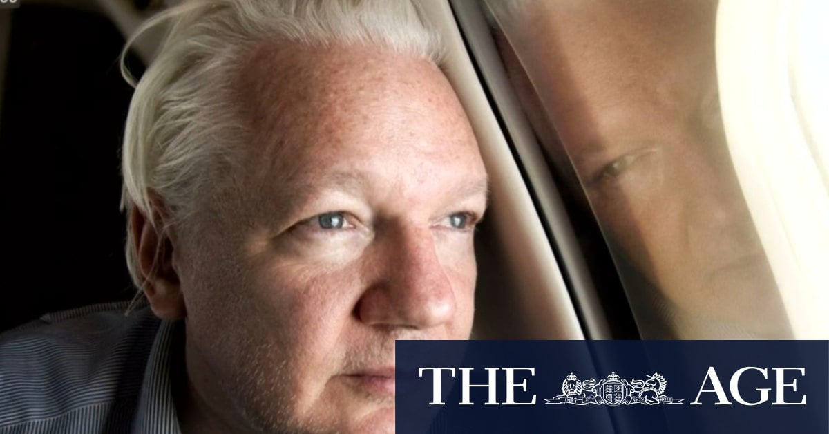 Julian Assange en route to Canberra 