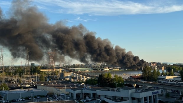 Large fire breaks out in Richmond, B.C., south of Vancouver