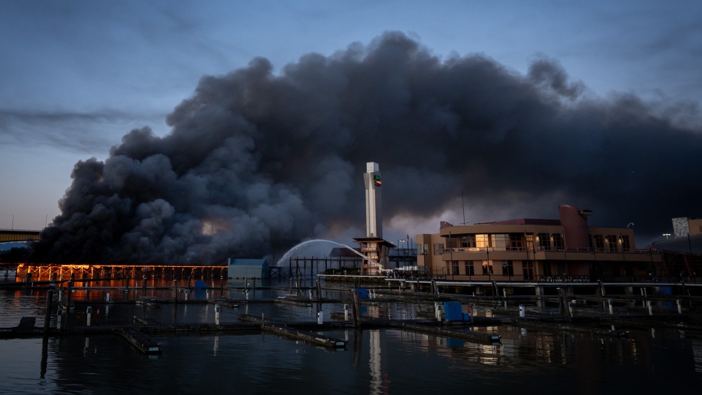 Massive fire in Richmond, B.C., sends smoke across Metro Vancouver