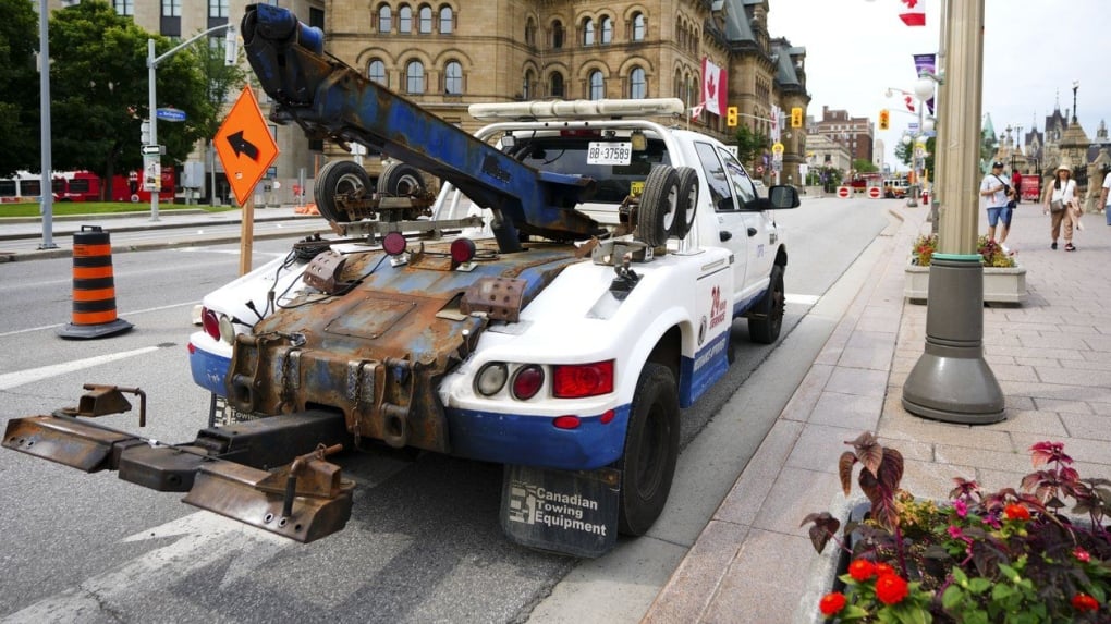 New tow truck requirements kick in, as province takes oversight of troubled industry