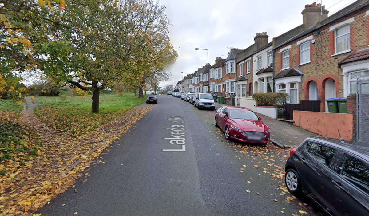  Plumstead: Car damaged in shooting as police appeal for witnesses