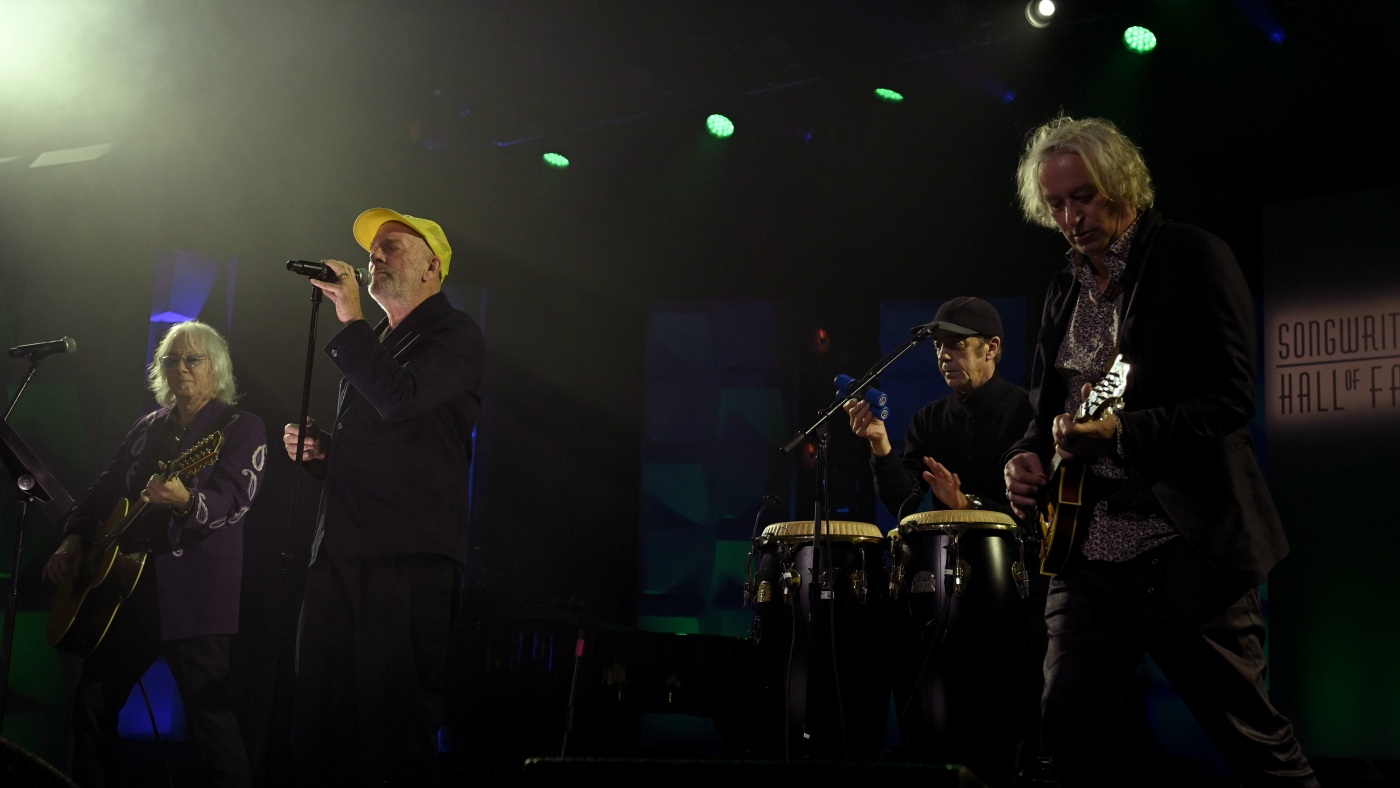 R.E.M. reunites for the first time in 15 years, performs 'Losing My Religion'
