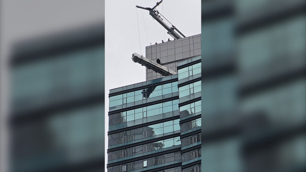 Workers rescued after swing stage ropes break outside 56th floor of downtown Toronto hotel 