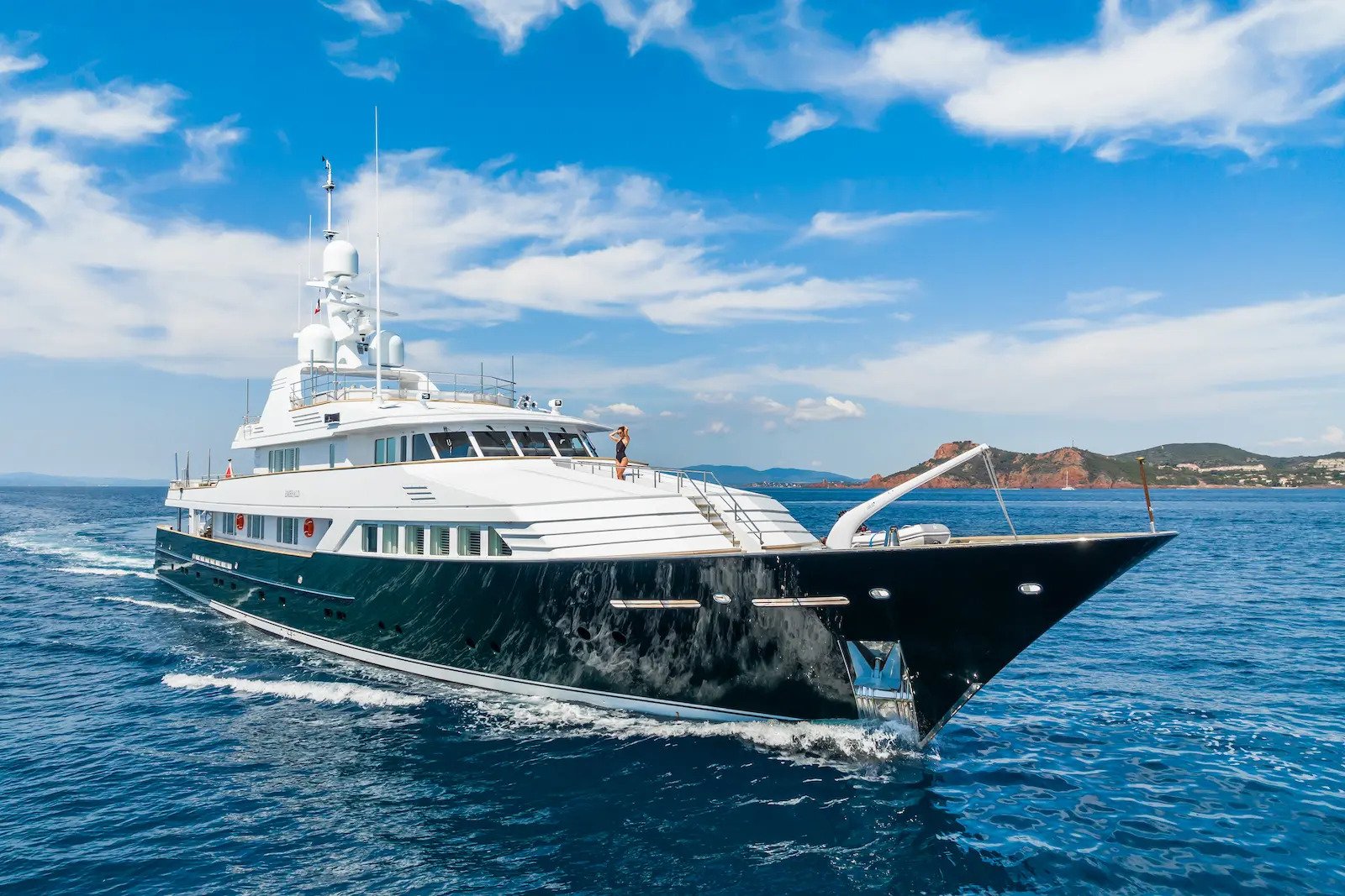 2 exquisite 50m superyachts to charter to Saint Tropez this summer