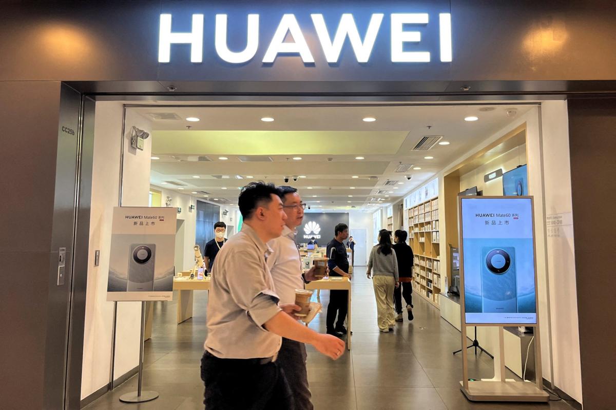 Huawei smartphone chips no longer top secret as stores have green light to tell customers
