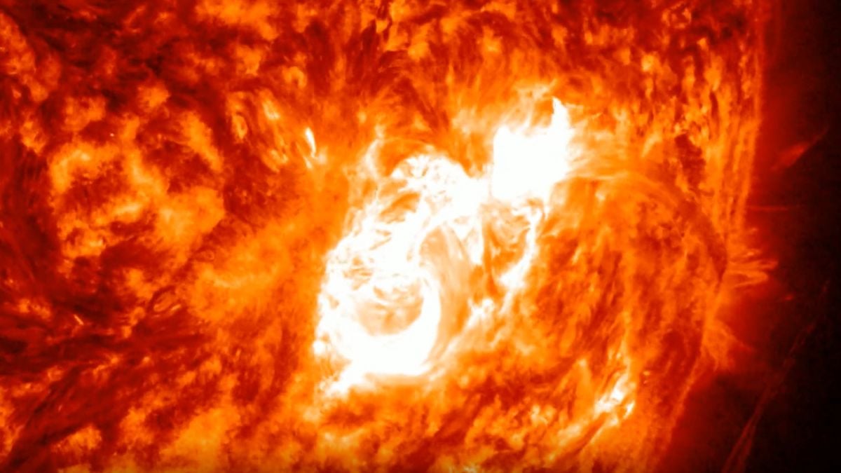 Sun unleashes powerful X-class solar flare triggering radio blackouts over Australia, Southeast Asia and Japan (video)