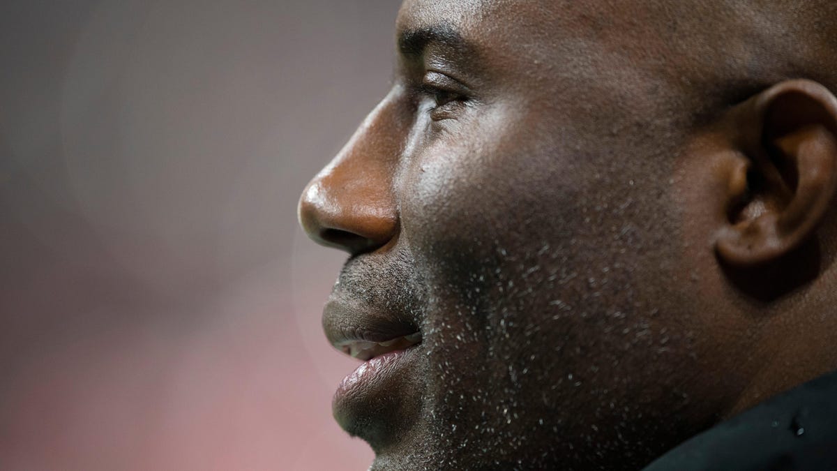 Former NFL star Terrell Davis says he was arrested over an in-flight ice cup