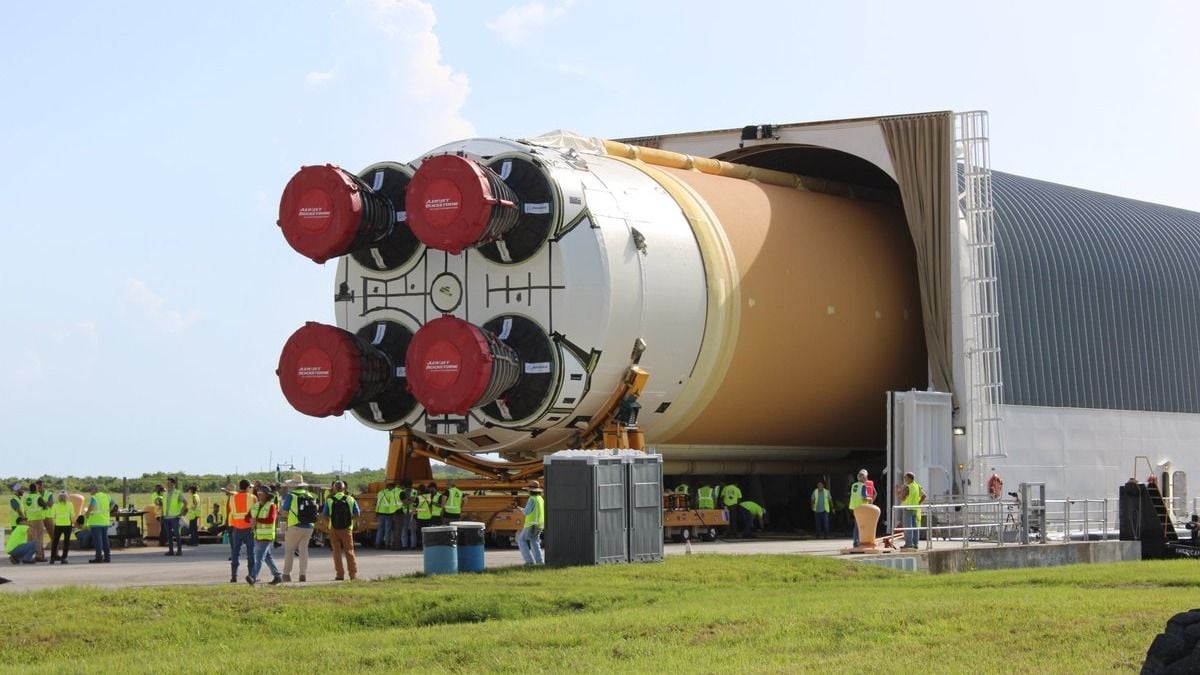 Watch NASA's massive Artemis 2 rocket core stage arrive in Florida. Next stop: the moon (video, photos)