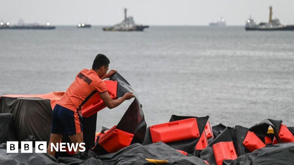 Philippines rushes to stop oil spill with barriers