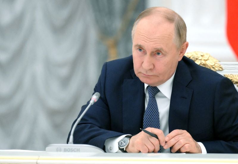 Putin warns the United States of Cold War-style missile crisis