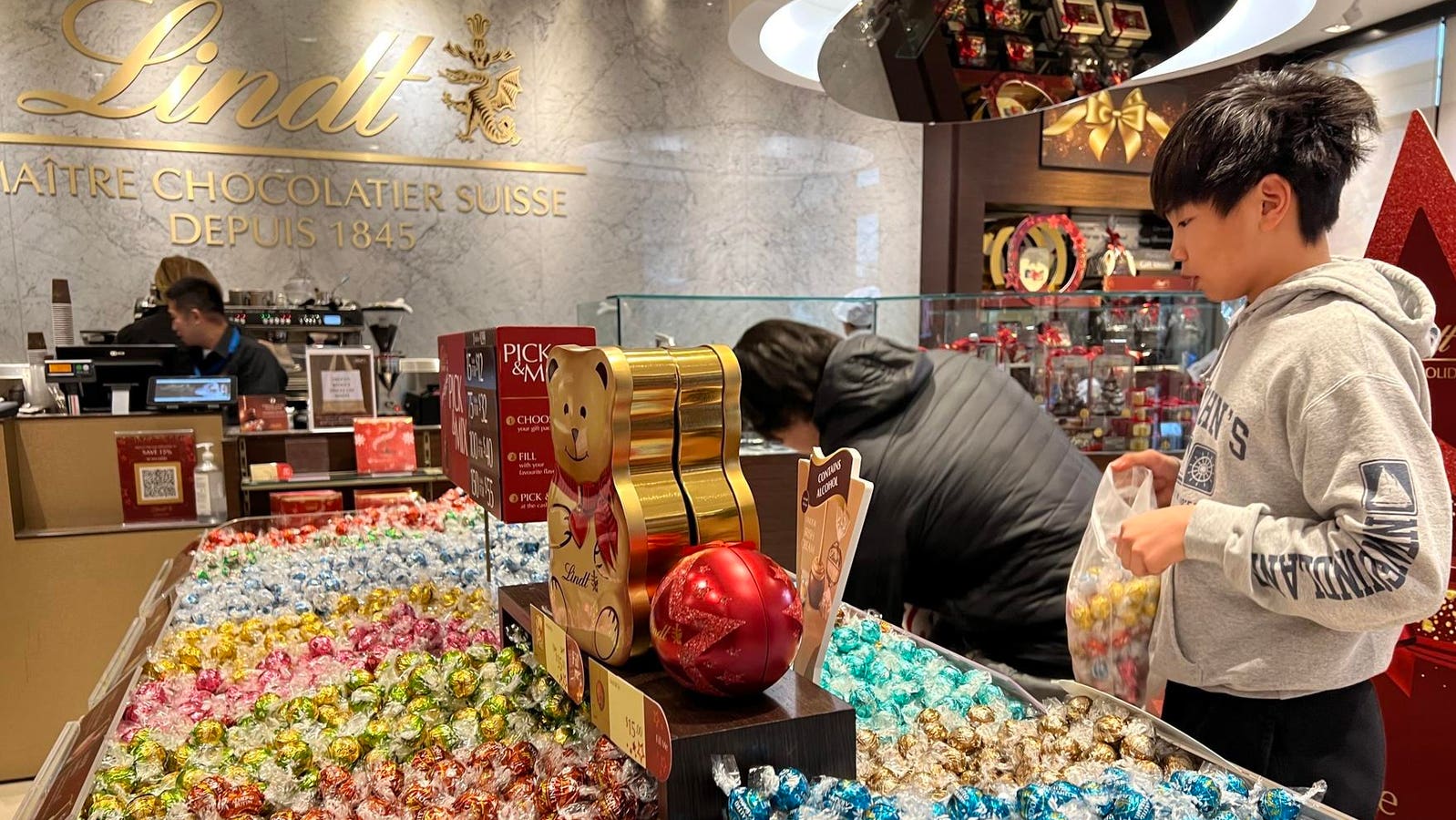 First Non-Swiss Lindt Airport Boutique To Open In Rising Singapore Market