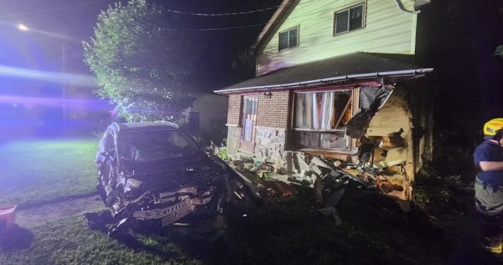 Car crashes into living room of Ontario house, forcing homeowners out: OPP