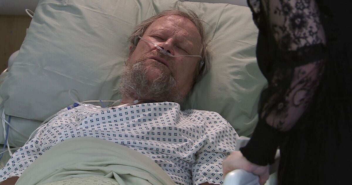 Coronation Street fans 'rumble' icon's return as Roy rushed to hospital