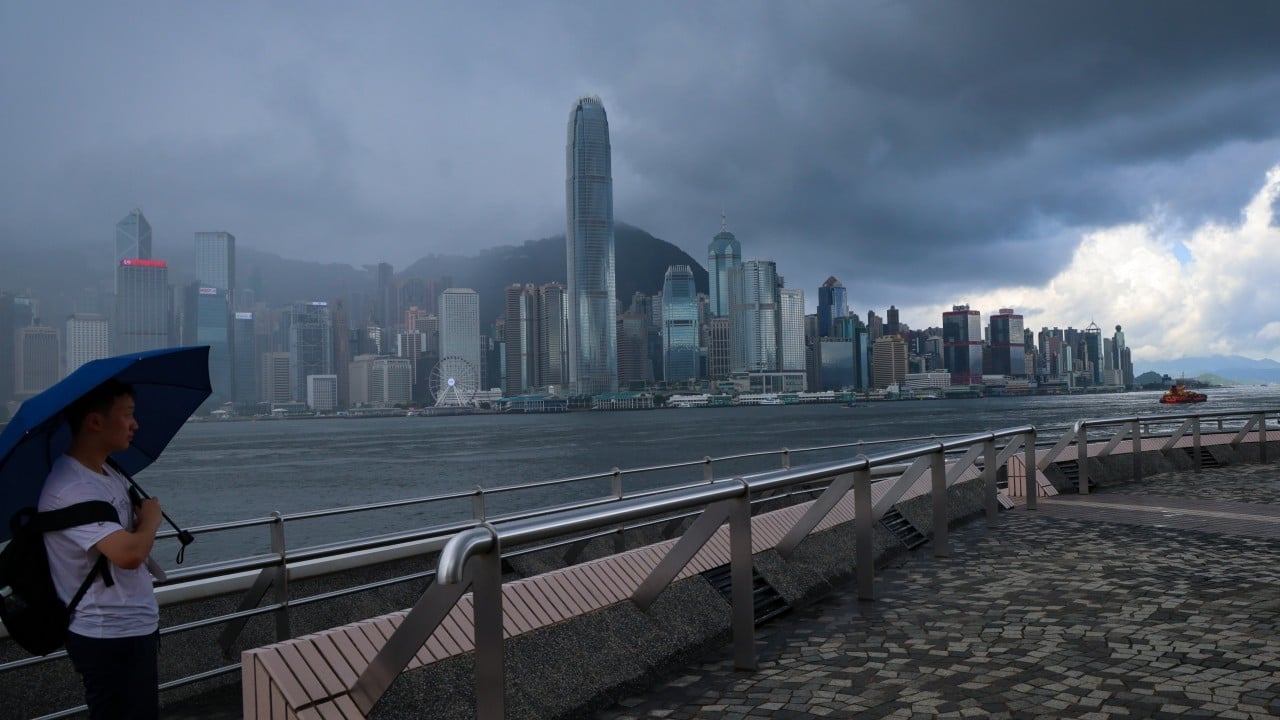 Hong Kong issues amber rainstorm warning, urges residents to seek safe shelter