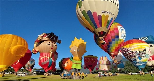 Hot air balloon fest sees fewer visitors at opening