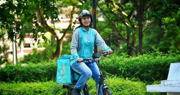 'I can't bear to let her be on her own': Ex-civil servant becomes food delivery rider to get more time with child