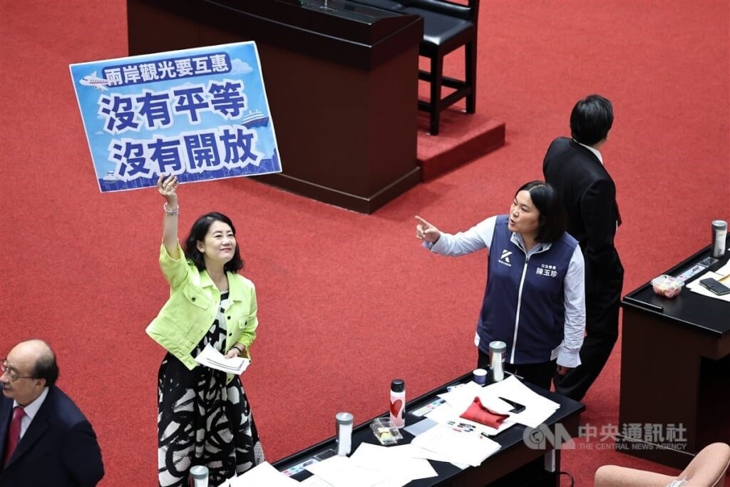 Legislative resolution calls for lifting of China-bound group travel ban