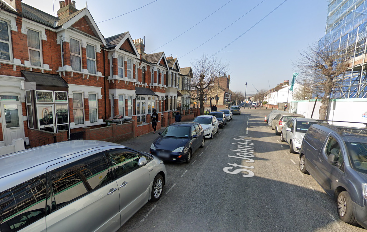 Man arrested over double stabbing in East Ham 