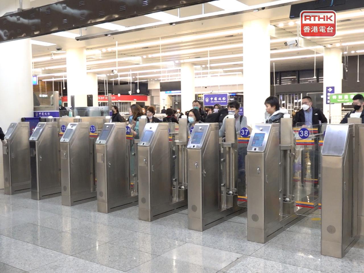 Non-Chinese HK residents to get mainland travel cards