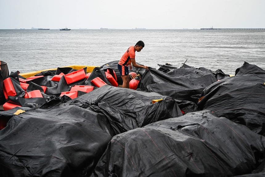 Philippines to deploy floating barriers to contain massive oil spill
