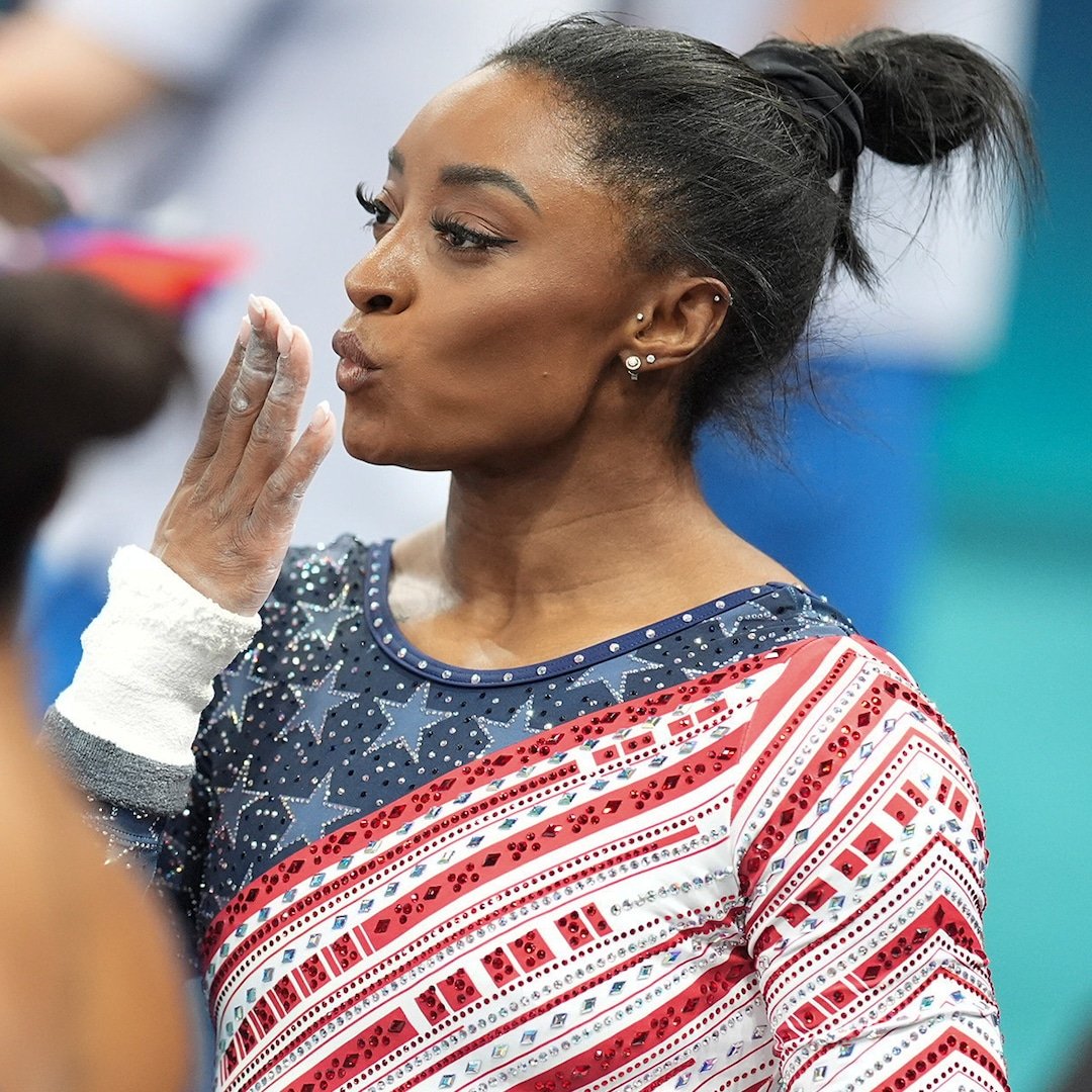  Simone Biles Has the Perfect Response to Criticism Over Her Hair 