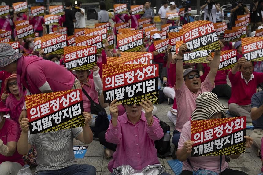 South Korean patients urge doctors to end walkout