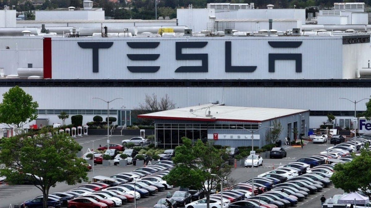 Tesla factory manager scolds workers over 65,000 missing coffee cups