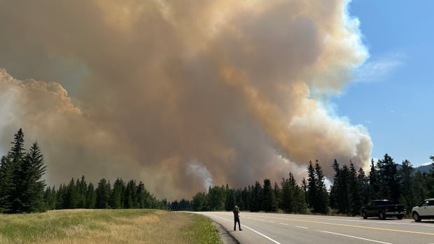Thousands of tourists among those forced to flee Jasper National Park due to wildfire threat