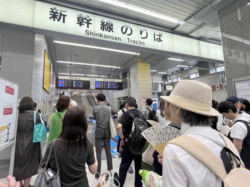 Tokyo-Osaka bullet train services halted for hours after power failure