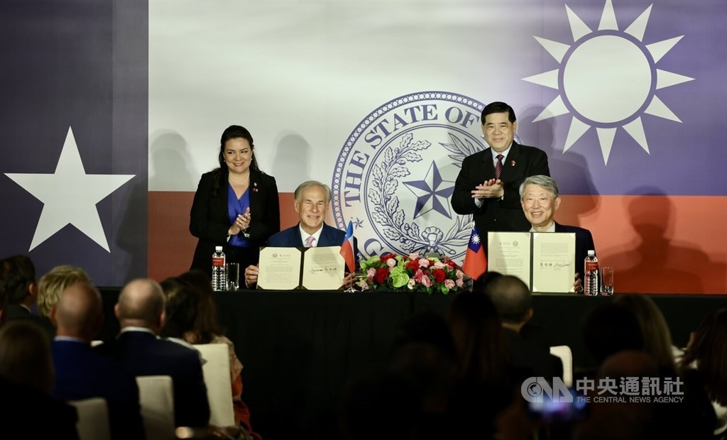 Visiting Texas governor opens state office in Taipei, signs economic pact